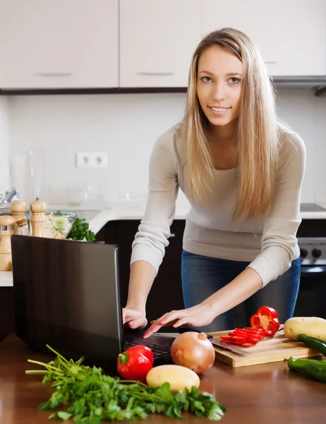 Kvinnan matlagning lunch — Stockfoto