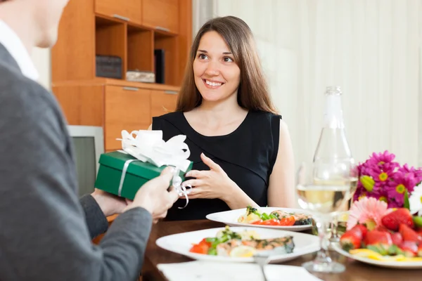 Man giving present to woman — Stock Photo, Image