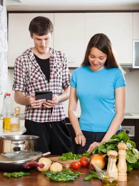 Paar koken met elektronische boek — Stockfoto