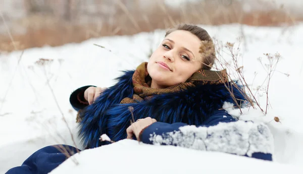 女孩躺在雪上 — 图库照片