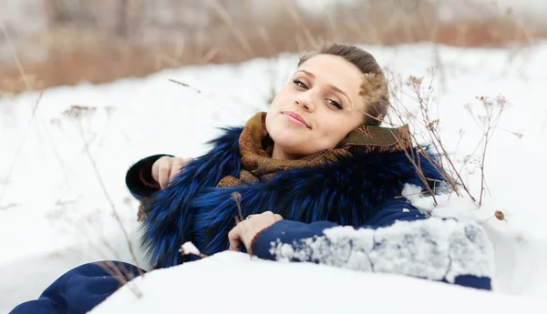 Fille couchée sur la neige — Photo