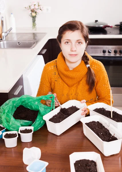 소녀 지상 모 종 화분 만들기 — 스톡 사진