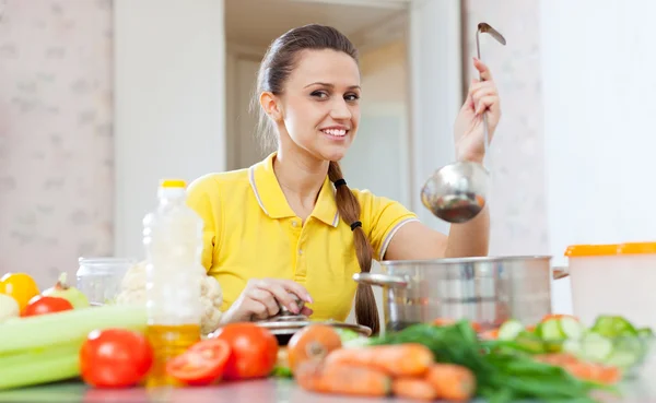 Vrouw koken — Stockfoto