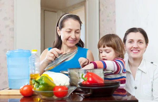 Lycklig familj tillsammans matlagning lunch — Stockfoto