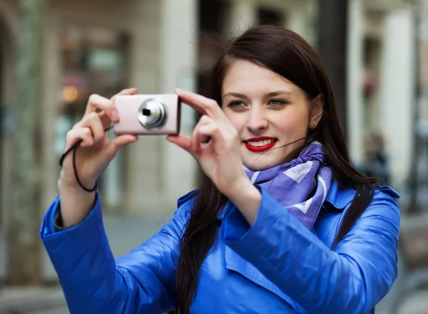 Junge Frau mit Digitalkamera — Stockfoto