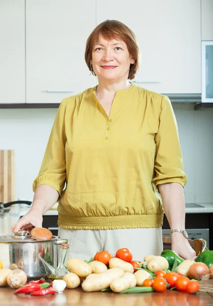 Mogen hemmafru med grönsaker — Stockfoto