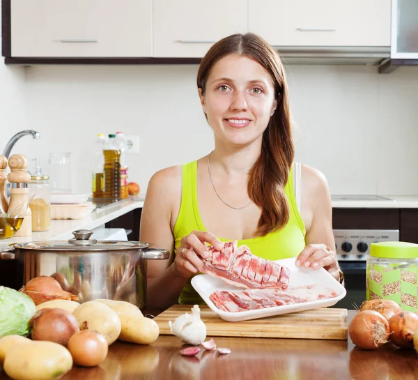 Женщина с мясом ягненка — стоковое фото