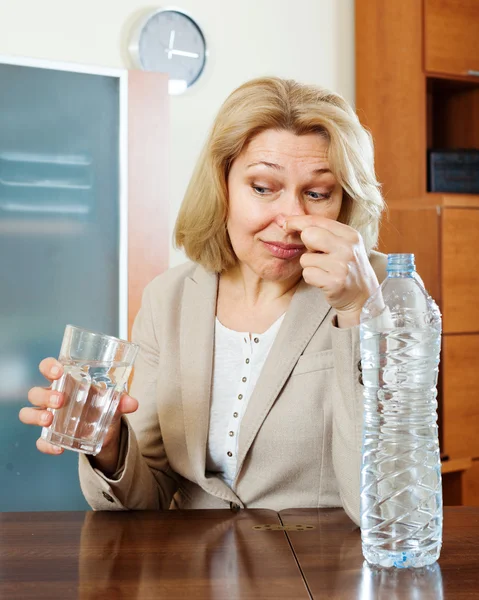 Vrouw met water van slechte kwaliteit — Stockfoto