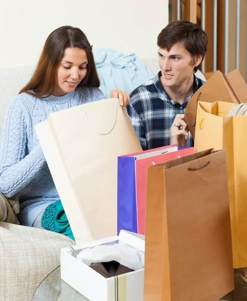 Donna che mostra acquisti al fidanzato — Foto Stock