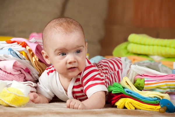 Bebê com montão de desgaste infantil — Fotografia de Stock