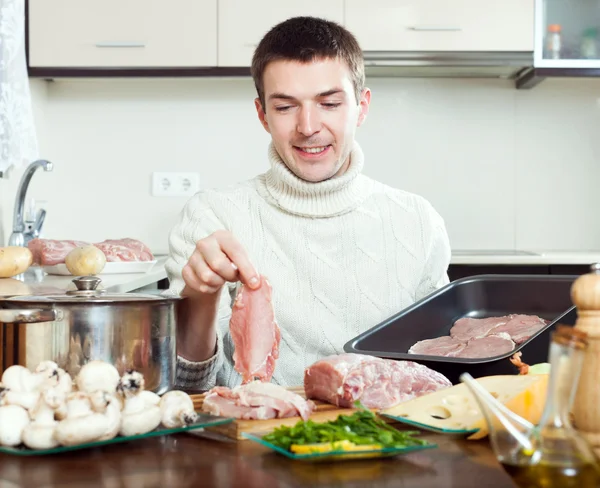 Czynności gotowania mięsa francuski styl w pieczenia patelni. — Zdjęcie stockowe