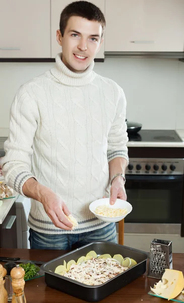 Uomo cucina carne in stile francese — Foto Stock