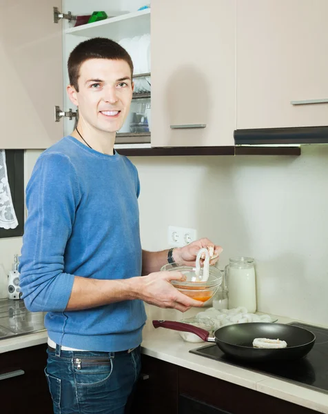 Happy man cooking frying squid — Stock Photo, Image