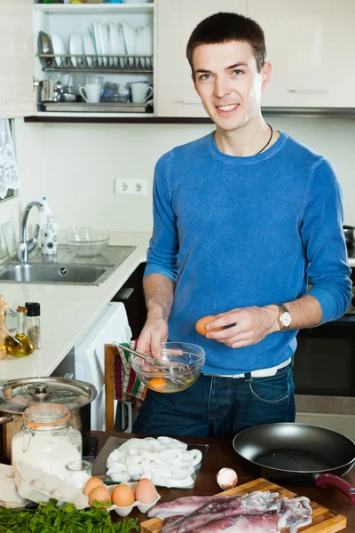 Guy  cooking calamari — Stock Photo, Image