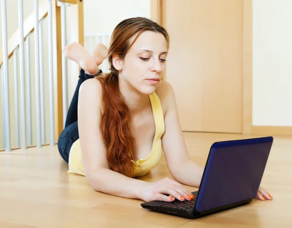 Femme avec netbook couché — Photo