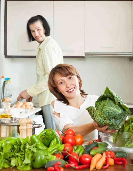 En attraktiv man och kvinna i köket — Stockfoto