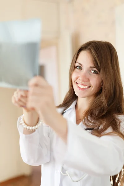 Doctor  looking an x-ray image — Stock Photo, Image