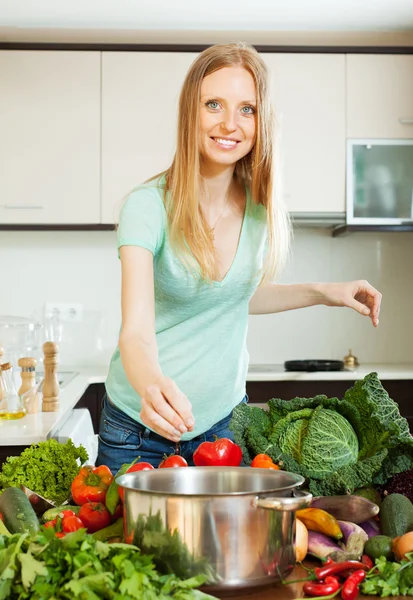 Mujer cocinando de verduras en la cocina — Foto de Stock