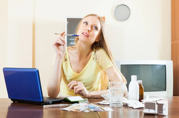 Kvinna räkna kostnaden för behandling — Stockfoto