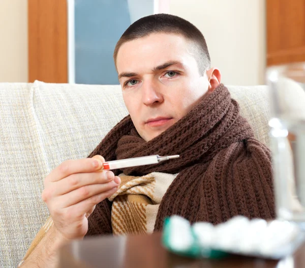 Man measuring temperature with thermomete — Stock Photo, Image