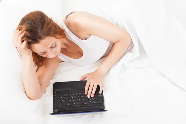 Alegre joven mujer con portátil —  Fotos de Stock