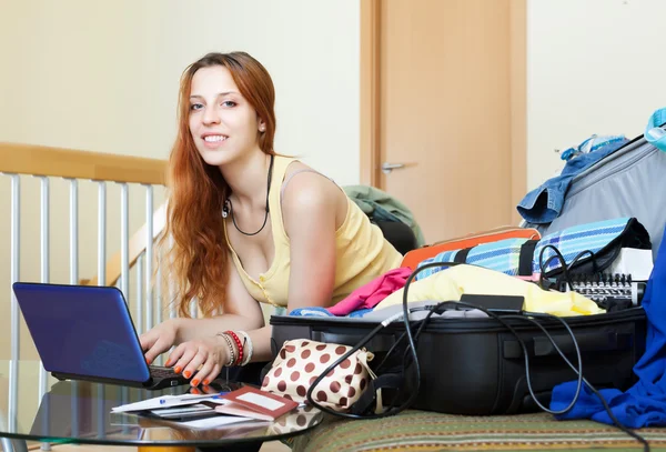 Menina reservando hotel na internet usando laptop — Fotografia de Stock
