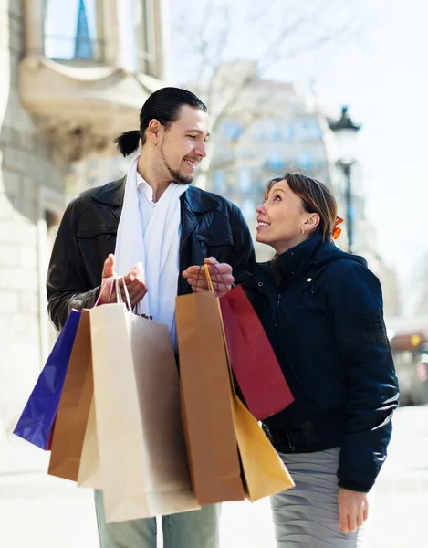 Casal com sacos de compras — Fotografia de Stock