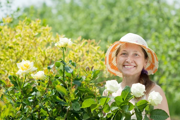 Kvinnlig trädgårdsmästare i rosa anläggning — Stockfoto