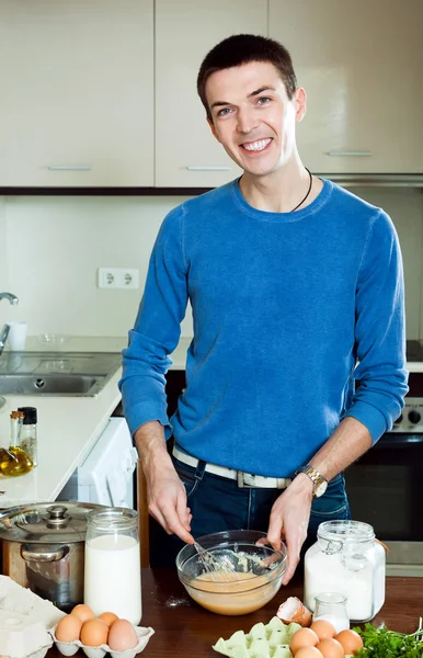 Glimlachende man in haar keuken koken — Stockfoto