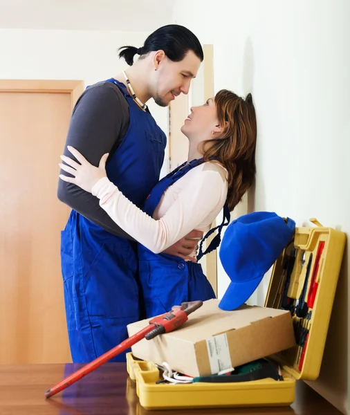 Brincalhão homem e mulher tendo flerte — Fotografia de Stock