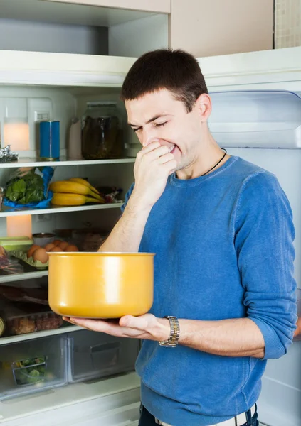 Hombre hambriento sosteniendo su nariz — Foto de Stock