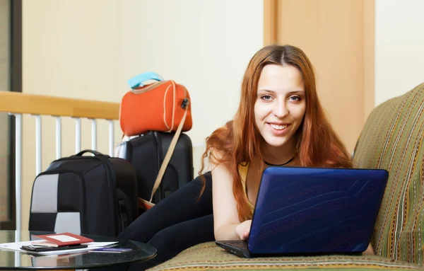 Mujer reserva de hotel en línea en Internet —  Fotos de Stock