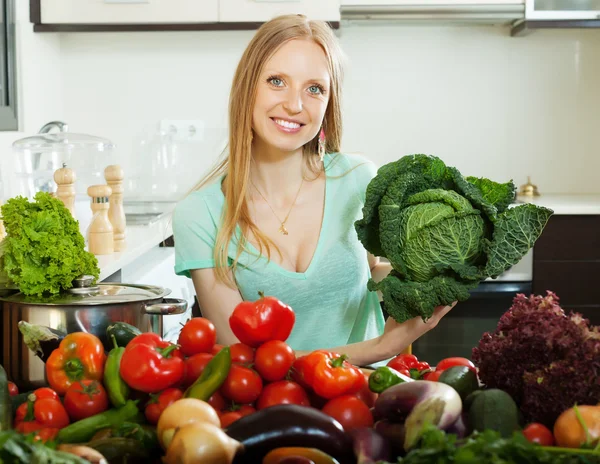 Dona de casa com repolho e outros vegetais — Fotografia de Stock