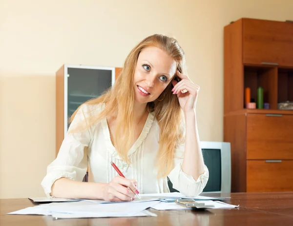 Femme blonde travaillant avec le document — Photo