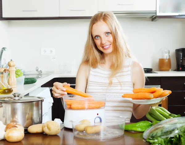 Ama de casa cocinar verduras con vapor eléctrico —  Fotos de Stock