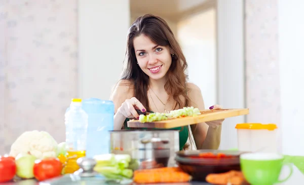 Mulher cozinhar salada vegetariana na cozinha — Fotografia de Stock