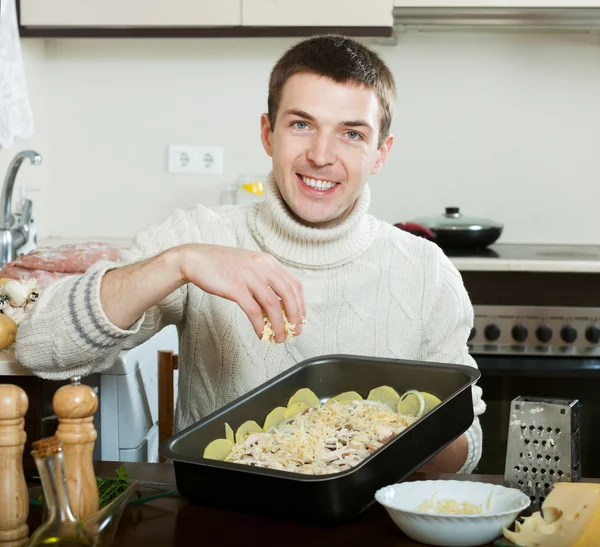 Guy cucina carne in stile francese in cucina — Foto Stock