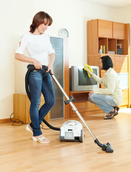 Freundliches Paar bei der Hausarbeit — Stockfoto