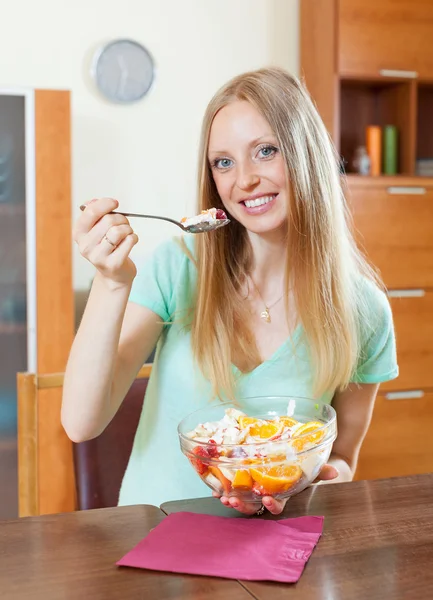 Žena jíst ovocný salát s jogurtem — Stock fotografie