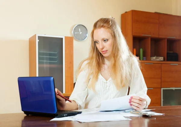 Mujer que trabaja con documentos financieros — Foto de Stock