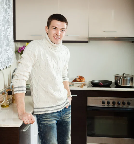 Человек на кухне интерьер — стоковое фото