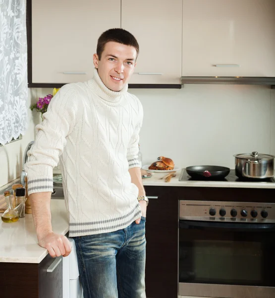 Homme à l'intérieur de cuisine — Photo