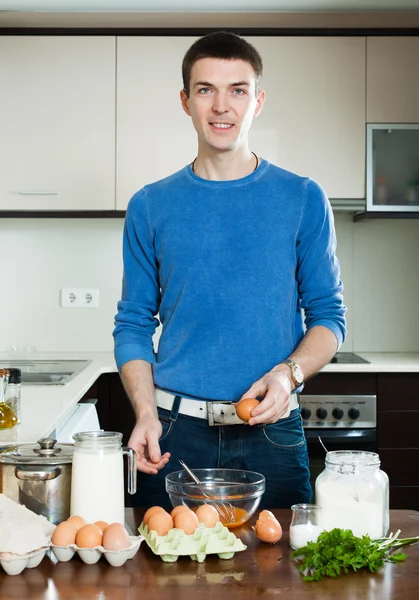 Mężczyzna gotowanie w domu kuchnia — Zdjęcie stockowe
