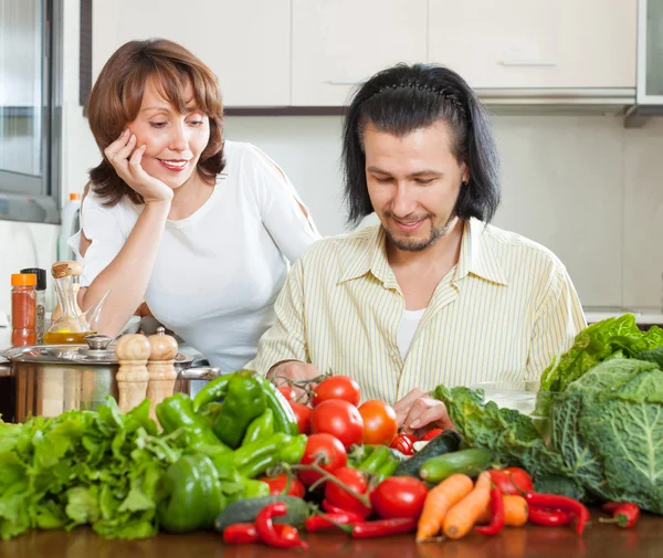 Bonito homem e mulher na cozinha — Fotografia de Stock