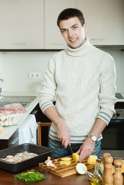 Homme coupant la pomme de terre — Photo