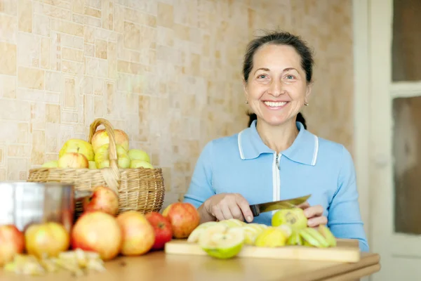 Volwassen vrouw in keuken — Stockfoto