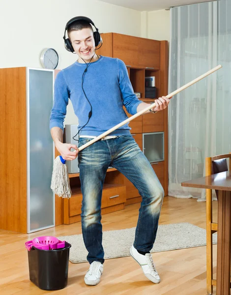 Homem limpeza no quarto — Fotografia de Stock