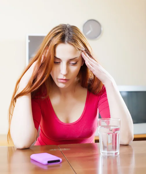 Ledsen kvinna med stress efter telefonsamtal — Stockfoto