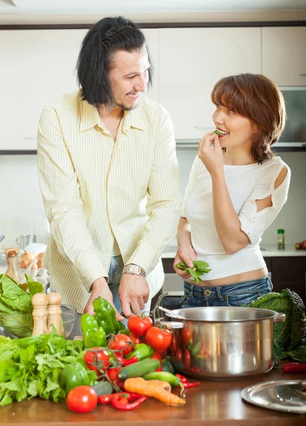 Flirt-Paar mit Gemüse in Küche — Stockfoto