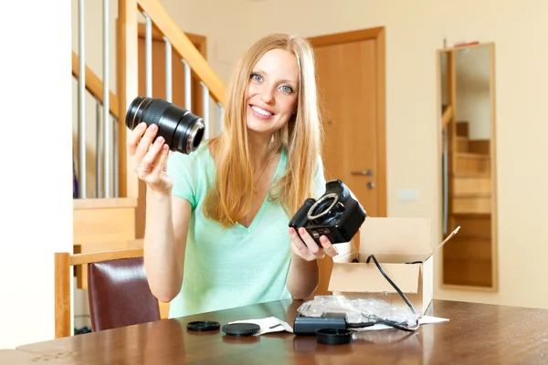 Menina com cabelo loiro com nova câmera digital — Fotografia de Stock